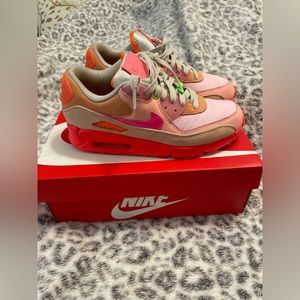 NIKE AIR MAX 90 ‘ platinum crimson’